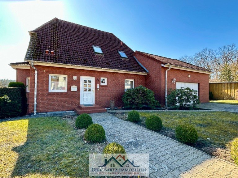 Hausansicht Demmin Einfamilienhaus Gro�z�giges Einfamilienhaus mit Vollkeller, Doppelgarage und gro�em Grundst�ck.