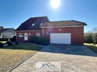 Bild (4445ae18a847922381ac7640646b2965): Gro�z�giges Einfamilienhaus mit Vollkeller, Doppelgarage und gro�em Grundst�ck.