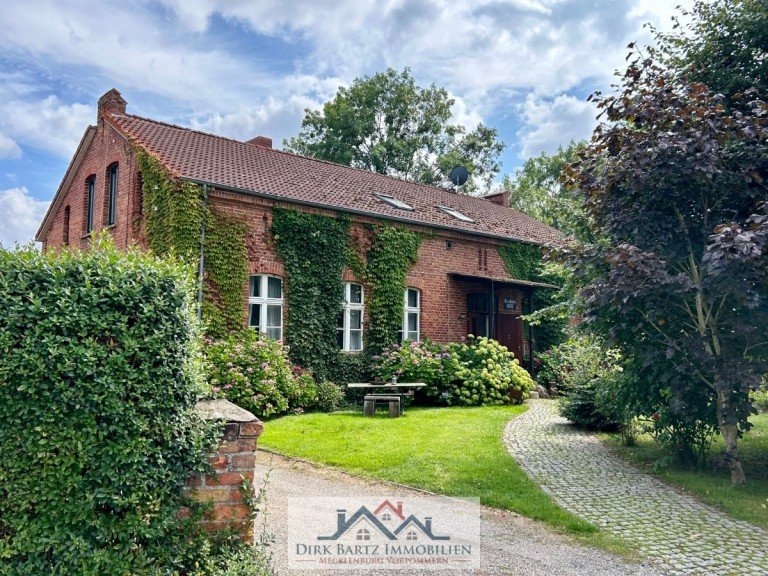Einfahrt Sch�nfeld Einfamilienhaus Historischer Charme trifft idyllisches Wohnen