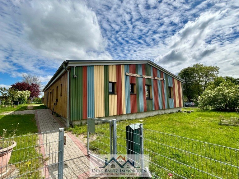 Eingang Grundst�ck Borrentin Mehrfamilienhaus Immobilienprojekt mit Zukunft: Umbau zu Wohnraum m�glich