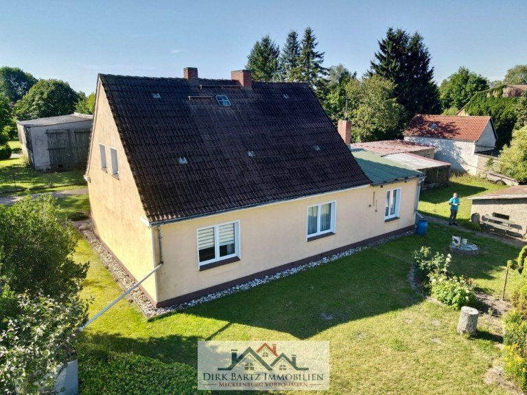 Hausansicht Loitz Einfamilienhaus L�ndlich!! Ruhig!! Gem�tlich!! Einfamilienhaus mit Nebengelass und gro�em Grundst�ck!!