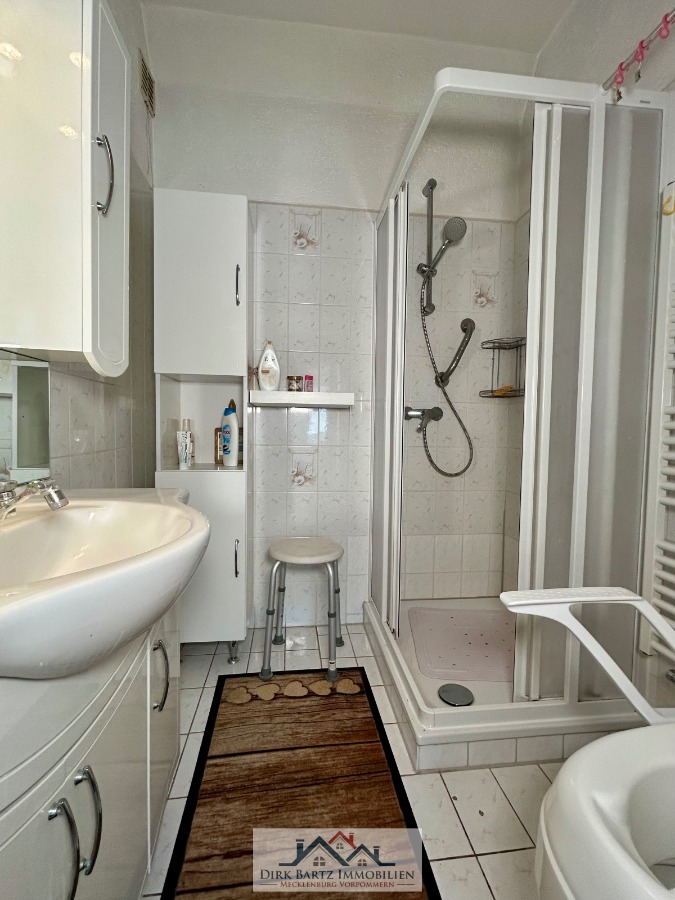 Bad mit Dusche Mehrfamilienhaus Loitz