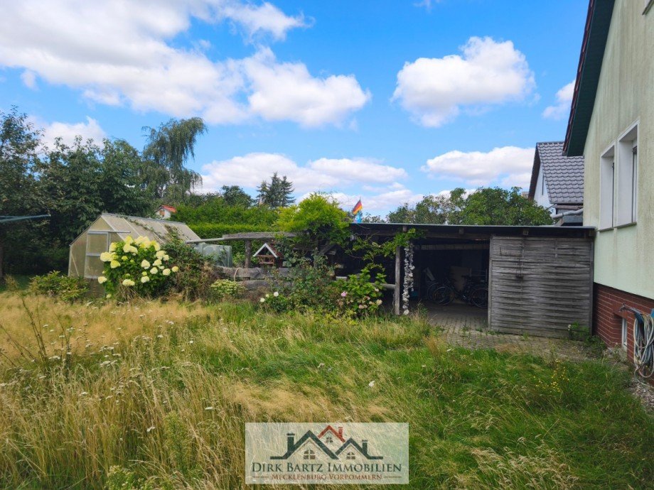 Gew�chshaus und Carport Einfamilienhaus Dargun