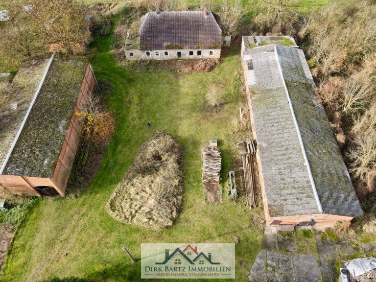 dji_fly_20251113_114958_652_1763031078157_photo Beggeow Bauernhaus Kaufpreissenkung!! Dreiseitenhof mit massiven Scheunen und sanierungsbed�rftigem Bauernhaus!!